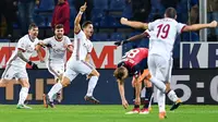 Penyerang AC Milan, Andre Silva (ketiga kiri) melakukan selebrasi usai mencetak gol ke gawang Genoa pada lanjutan Liga Serie A Italia di Stadion Luigi Ferraris di Genoa, (11/3). Gol Silva mengantar Milan menang 1-0 atas Genoa. (Simone Arveda/ANSA via AP)