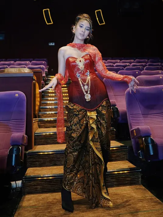 Potret penuh pesona Adinda Thomas di premiere film KKN di Desa Penari. Ia tampil totalitas bak seorang penari dengan bustier merah, dipadu kain batik sebagai rok, dan selendang yang membalut sebagian lengannya. [Foto: Instagram/adindathomas]