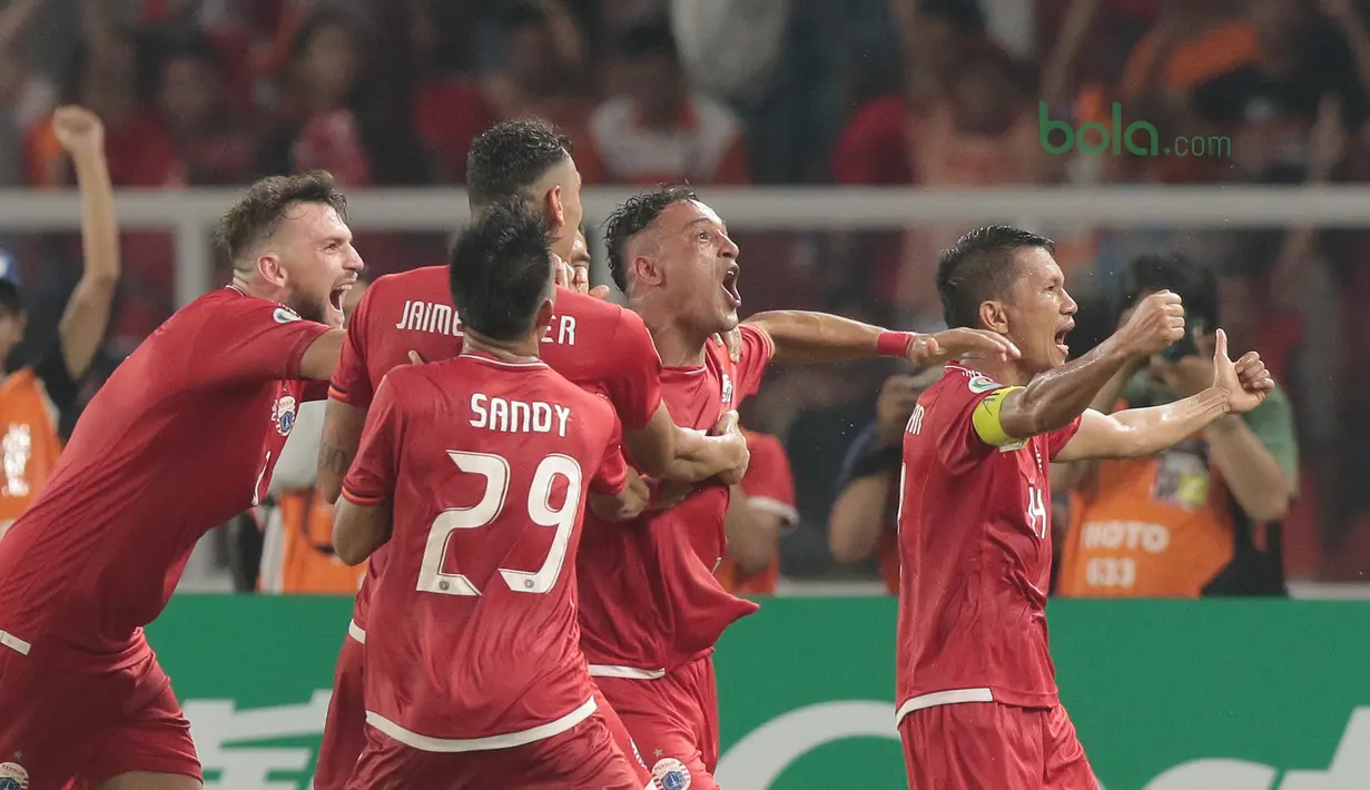 Para pemain Persija Jakarta merayakan gol Addison Oliveira ke gawang Song Lam Nghe An FC pada laga Piala AFC 2018 di Stadion Utama GBK, Senayan, Jakarta, (13/3/2018). Persija Jakarta menang 1-0. (Bola.com/Nick Hanoatubun)