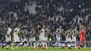 Para pemain Juventus merayakan kemenangan atas Sporting Lisbon pada laga Liga Champions di Stadion Allianz, Turin, Rabu (18/10/2017). Juventus menang 2-1 atas Sporting. (AFP/Miguel Medina)