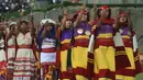 Sejumlah pemain melakukan adegannya dalam Festival Inti Raymi di kompleks benteng Sacsahuaman, Peru (24/6). Acara in idigelar setiap tanggal 24 Juni. (AFP Photo/Cris Bouronce)
