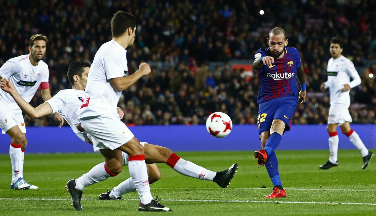 Gelandang Barcelona, Aleix Vidal, melepas tendangan saat melawan Murcia pada babak 32 besar Copa del Rey di Stadion Camp Nou, Barcelona, Rabu (29/11/2017). Barcelona menang 5-0 atas Murcia dan lolos dengan agregat 8-0. (AP/Manu Fernandez)