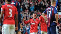 Wayne Rooney menjadi pusat perhatian ketika MU berhasil mengalahkan Stoke City dengan skor 4-2 di Old Trafford pada 2012.  Dalam pertandingan tersebut Rooney mencetak dua gol pada menit ke-27 dan ke-65. Rooney juga memberikan asisst kepada Danny Welbeck. (AFP/Andrew Yates)