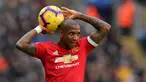 Pemain Manchester United Ashley Young melakukan lemparan bola ke dalam saat menghadapi Leicester City pada pertandingan Liga Inggris di King Power Stadium, Leicester, Inggris, 3 Februari 2019. Ashley Young resmi bergabung dengan Inter Milan. (Ben STANSALL /AFP)
