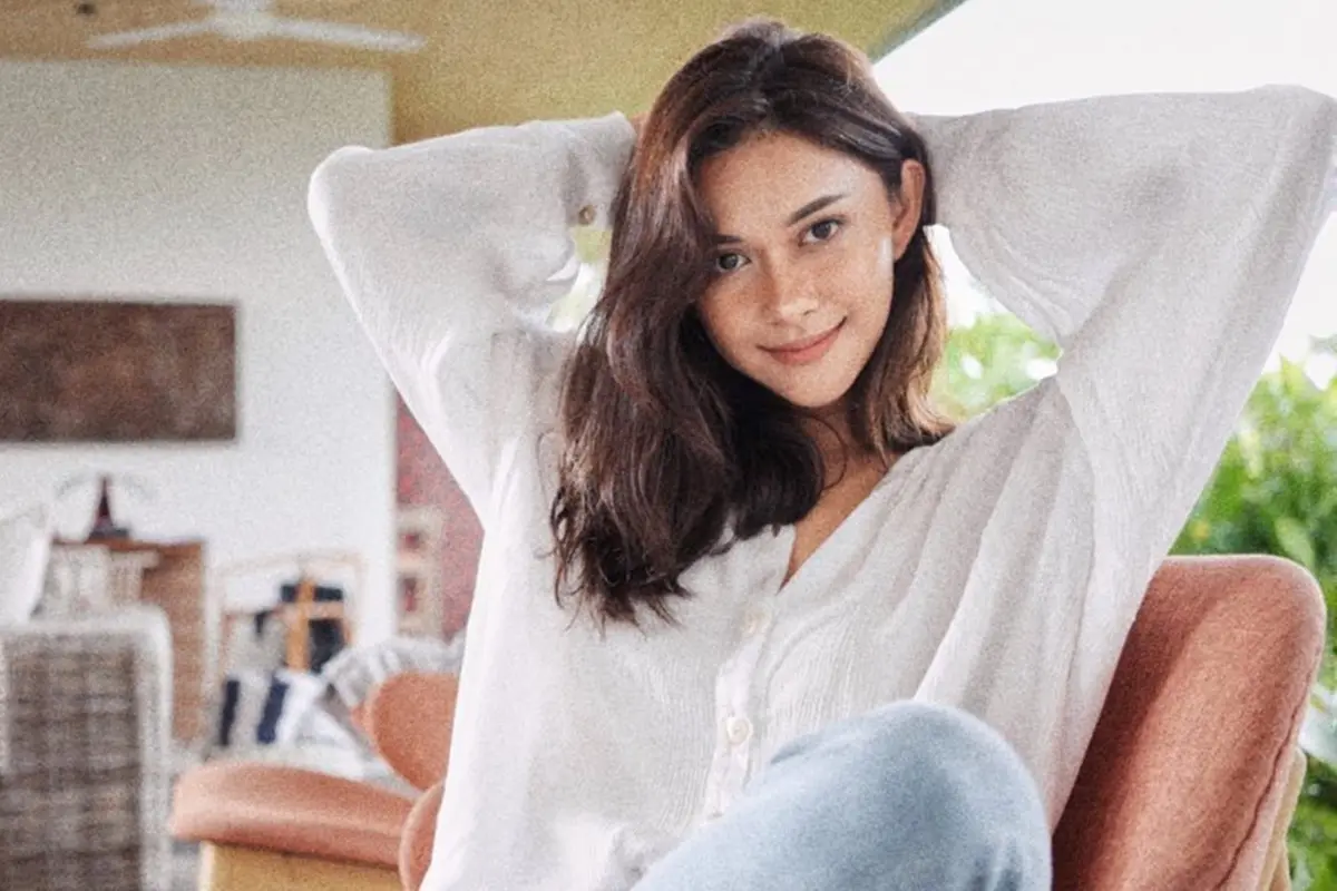 FOTO: Gaya Casual Nana Mirdad dengan Busana Putih, Tampil Menawan