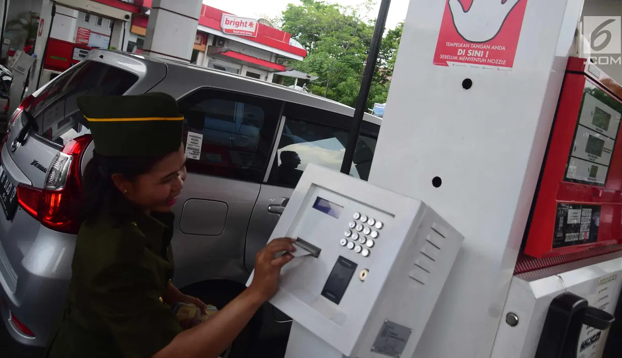 Petugas berbusana pejuang kemerdekaan melayani pelanggan saat memperingati Hari Pahlawan di Stasiun Pengisian Bahan Bakar Umum (SPBU)  Ahmad Yani, Semarang , Jumat (10/11). Baju pejuang digunakan untuk menghormati jasa pahlawan. (Liputan6.com/Gholib)