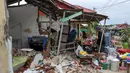 140 rumah warga dilaporkan rusak akibat gempa yang mengguncang Bengkulu dengan kekuatan magnitudo 6,3 pada Jumat (23/5). Delapan di antaranya roboh, sementara sisanya mengalami kerusakan ringan, sedang, hingga berat. (DIVA MARHA/AFP)