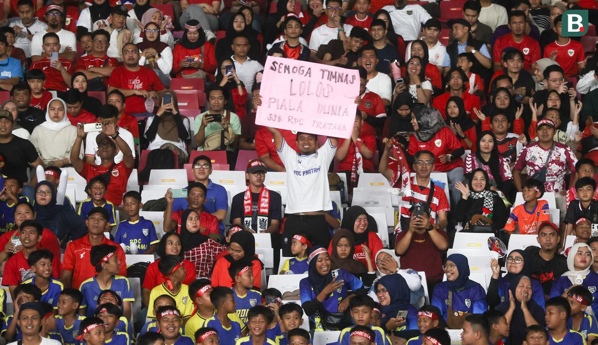 Suporter memberikan dukungan saat Timnas Indonesia U-23 melawan Filipina pada laga Grup A Piala AFF U-23 2025 di SUGBK, Senayan, Jakarta, Jumat (18/07/2025) malam WIB. (Bola.com/M Iqbal Ichsan)