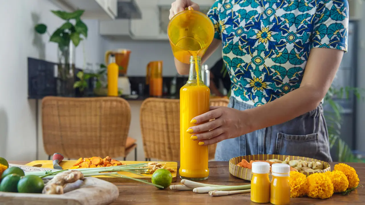 menuang jamu kunyit