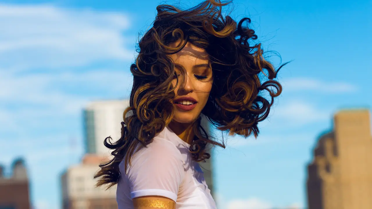 Tips Menjaga Tekstur Rambut Loose Wave Buatan agar Lebih Tahan Lama