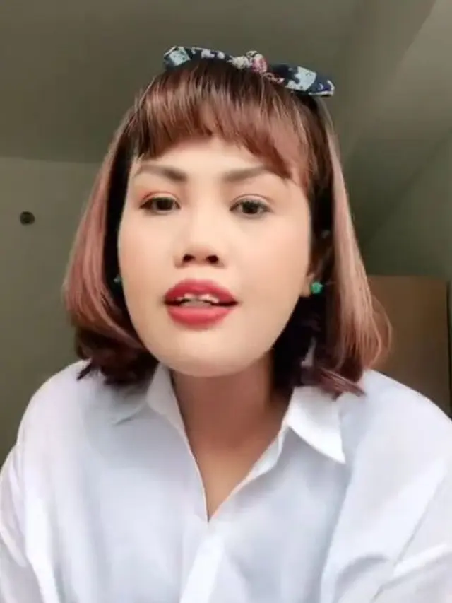 6 Potret Terbaru Elly Sugigi dengan Rambut Berponi dan Gigi Makin Rapi, Manglingi