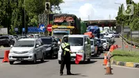 Polisi melakukan sistem buka tutup jalan menuju Pelabuhan Merak, Cilegon, Banten, Jumat (29/4/2022). Sistem buka tutup tersebut membuat kemacetan panjang hingga ke dalam Tol Tangerang-Merak. (Liputan6.com/Angga Yuniar)