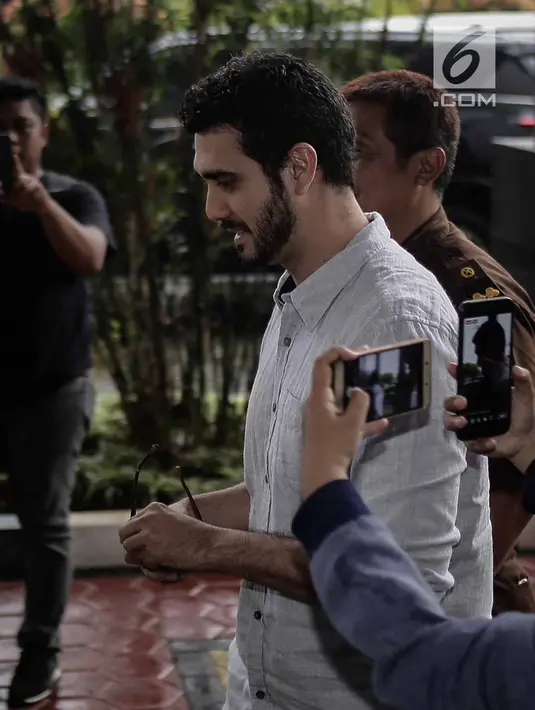Aktor Fachri Albar tiba di Kejaksaan Negeri Jakarta Selatan, Kamis (19/4). Berkas kasus dugaan penyalahgunaan narkotika yang menjerat aktor Fachri Albar telah dinyatakan lengkap oleh kepolisian. (Liputan6.com/Faizal Fanani)