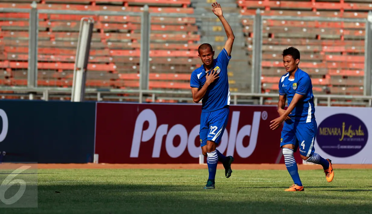 Bek Persib Supardi Nasir (kiri) saat melakukan latihan ringan di Stadion Utama Gelora Bung Karno (SUGBK), Senayan, Jakarta, Sabtu (17/10/2015). Persib akan melawan Sriwijaya FC pada laga final 18 oktober. (Liputan6.com/Yoppy Renato) 