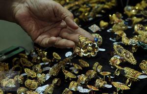 Pedagang memperlihatkan perhiasan emas di sebuah toko Kawasan Cikini, Jakarta, Kamis (3/9/2015). Harga emas milik PT Aneka Tambang Tbk (Antam) hari ini terpantau bergerak stabil di posisi Rp560 ribu per gram. (Liputan6.com/Johan Tallo)