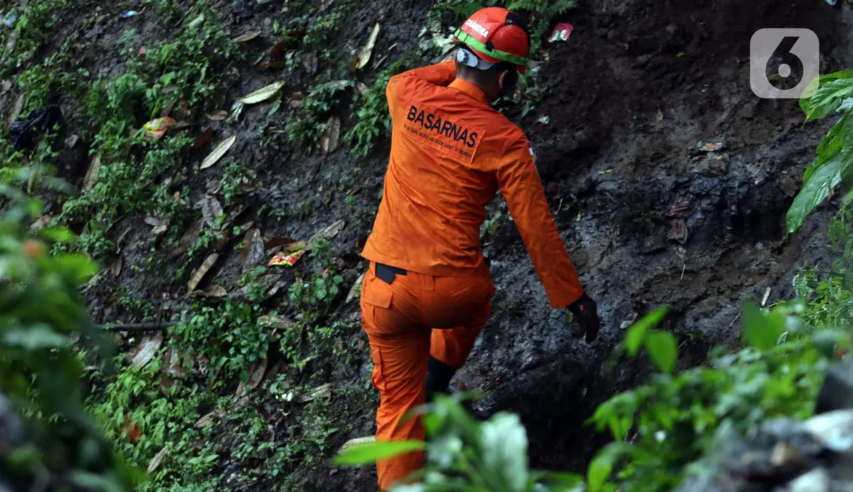 Tim SAR berusaha mencari sisa korban tanah longsor akibat gempa Cianjur di kawasan Cugenang, Kabupaten Cianjur Jawa Barat, Jumat (25/11/2022). Upaya pencarian korban terpaksa dihentikan sementara akibat hujan. (Liputan6.com/Helmi Fithriansyah)