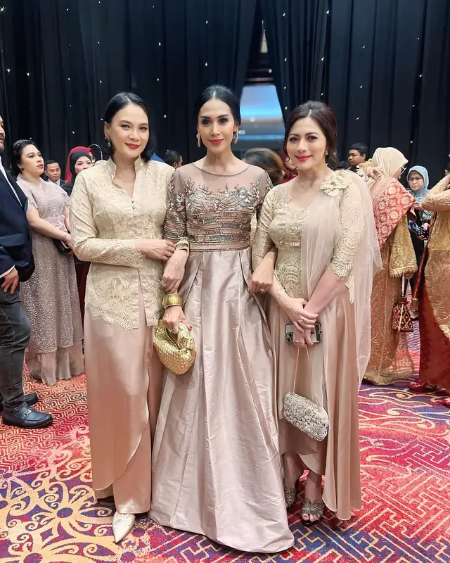 Potret 8 seleb era 90-an hadiri resepsi pernikahan anak Bella Saphira, jadi ajang reuni nostalgia