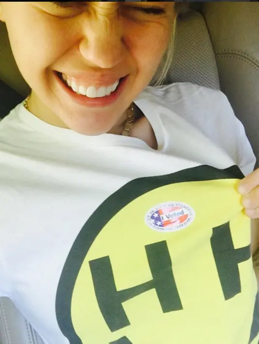 Melansir Dailymail, Miley mengunggah video kekecewaan dan rasa sedihnya di media sosial. Lewat Twitter, Miley mengunggah video yang menunjukkan dirinya sedang menangis. Dia menunjukkan ketegaran meski sedih. (Instagram/mileycyrus)