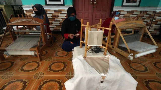 Program Pesona Subang mendorong perajin mengahasilkan benang olahan serat daun nanas yang kini menjutai hingga Singapura, green textiles binaan PT Pertamina EP (PEP) Subang Field pun kini terus berkembang.
