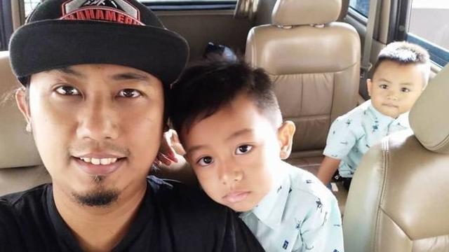 Seleb Tanah Air yang Tetap Tegar Urus Anak Seorang Diri