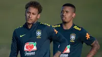 Striker Brasil, Neymar bersama Gabriel Jesus, mendengar arahan pelatih saat latihan di Granja Comary, Rio de Janeiro, Selasa (22/5/2018). Latihan ini merupakan persiapan jelang Piala Dunia 2018. (AFP/Mauro Pimentel)