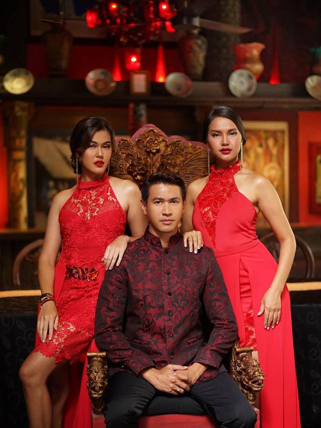 6 Potret Hessel Steven Bersama Rebecca Tamara dan Valerie Krasnadewi Bertema Imlek