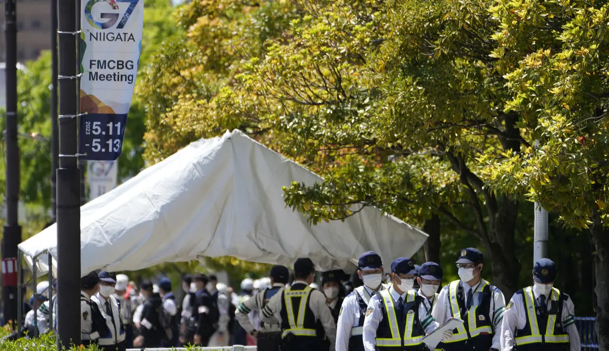 Menteri Keuangan Jepang Shunichi Suzuki mengatakan risiko kegagalan bank digital akan dibahas dalam pertemuan itu. (AP Photo/Shuji Kajiyama)