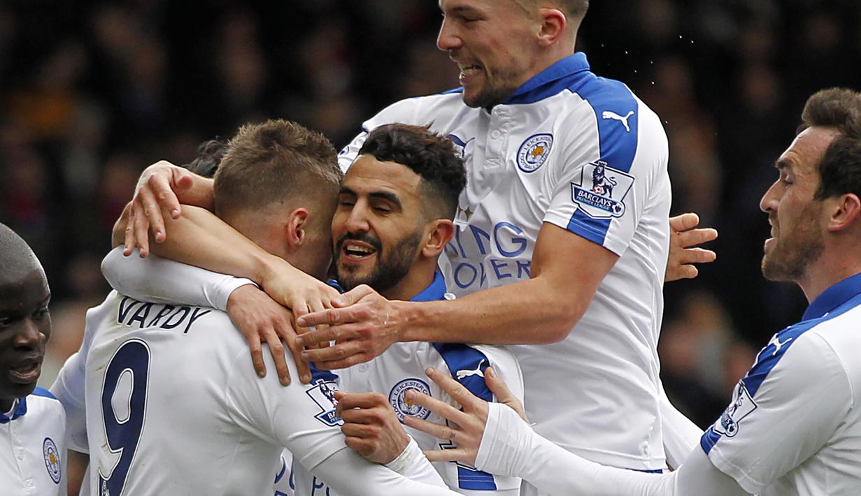 Pemain Leicester City, Riyad Mahrez (tengah) merayakan gol bersama rekannya pada lanjutan liga Inggris pekan ke-31 di Stadion Selhurst Park, Sabtu (19/3/2016). (AFP/IKimages)