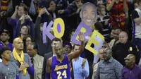 Pemain Los Angeles Lakers forward Kobe Bryant (24)  melambaikan tangan kearah fans usai kalah dari Cleveland Cavaliers pada laga NBA di Quicken Loans Arena, Kamis (11/2/2016) WIB.  (David Richard-USA TODAY Sports/Reuters)