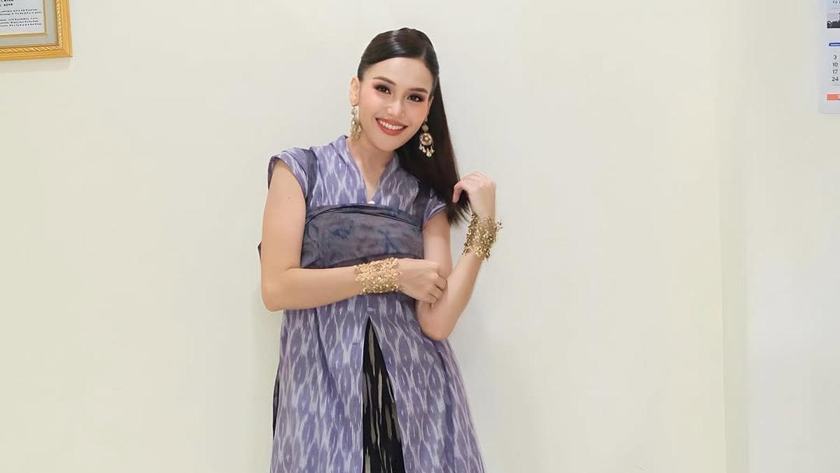 8 Potret Ayu Ting Ting Pakai Batik, Anggun dan Elegan di Berbagai Momen