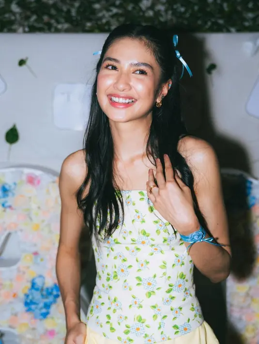 Mikha Tambayong pun merayakan ulang tahun dengan konsep garden party yang dihadiri sang suami, Deva Mahenra dan sahabat selebritinya.  [@miktambayong]