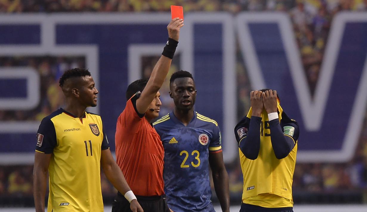 Wasit Jesus Valenzuala memberikan kartu merah kepada pemain Ekuador, Gonzalo Plata, dalam laga lanjutan kualifikasi Piala Dunia 2022 zona CONMEBOL melawan Kolombia di Rodrigo Paz Delgado Stadium, Quito, Ekuador, Rabu (18/11/2020) pagi WIB. Ekuador menang 6-1. (AFP/Rodrigo Buendia/Pool)