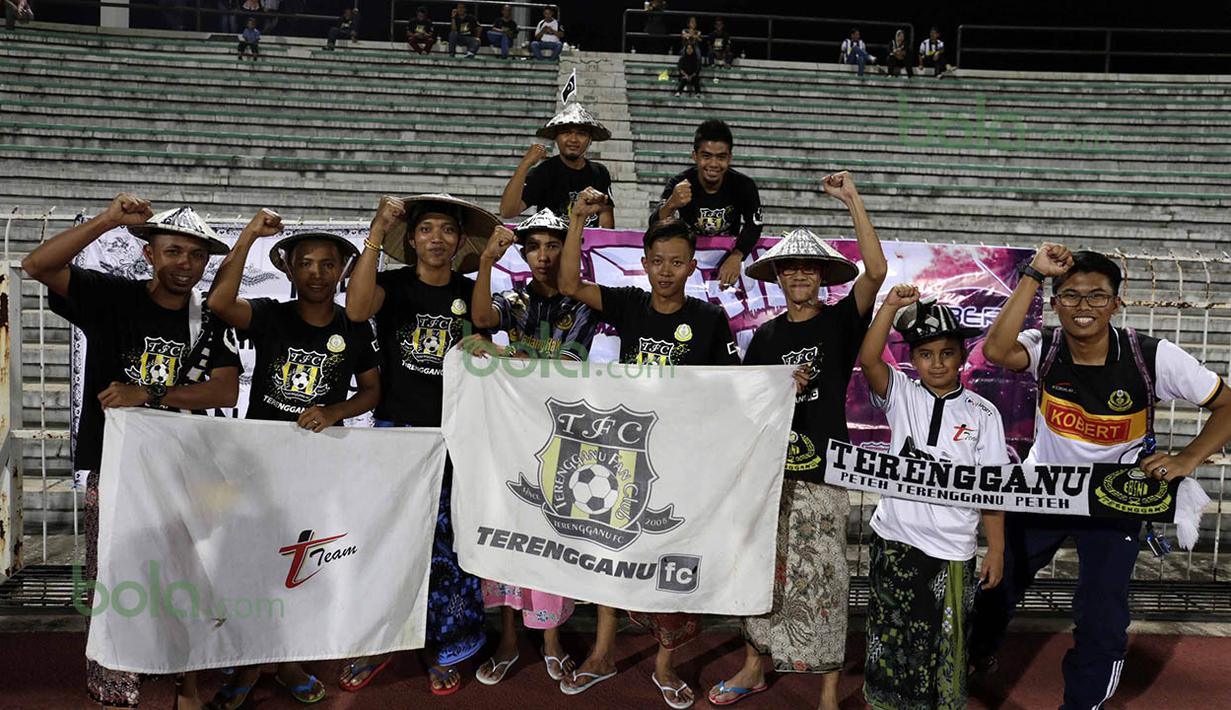 Suporter T-Team dengan atribut unik memberi dukungan kepada tim kesayangannya saat berlaga pada babak play-off Malaysia Super League melawan ATM di Stadion Perak, Malaysia, Sabtu (30/1/2016). (Bola.com/Nicklas Hanoatubun)