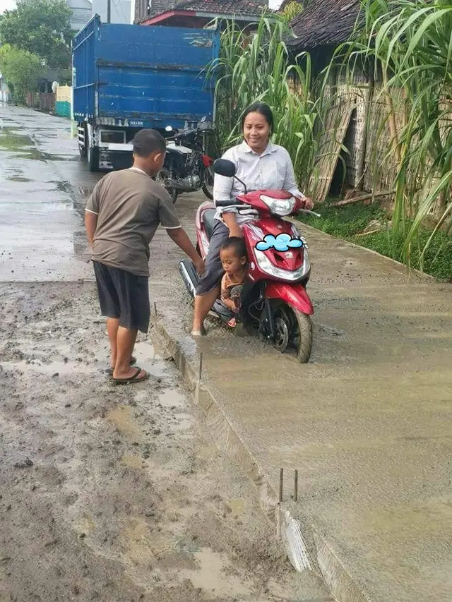 6 Potret Motor Terjebak di Jalan Cor Basah Ini Bikin Elus Dada