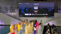 Fashion parade brand di Embracing Jakarta Muslim Fashion Week di Aquatic Stadium Gelora Bung Karno (GBK), Jakarta, 18 November 2021. (Liputan6.com/Asnida Riani)
