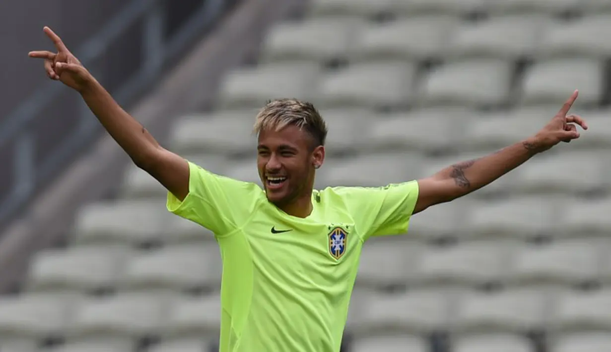 Bintang muda mereka, Neymar, juga terlihat tersenyum lebar selama latihan. Pria berusia 22 tahun menjadi andalan Tim Samba di lini depan, Brasil, Senin (16/6/2014) (AFP Photo/VANDERLEI ALMEIDA)
