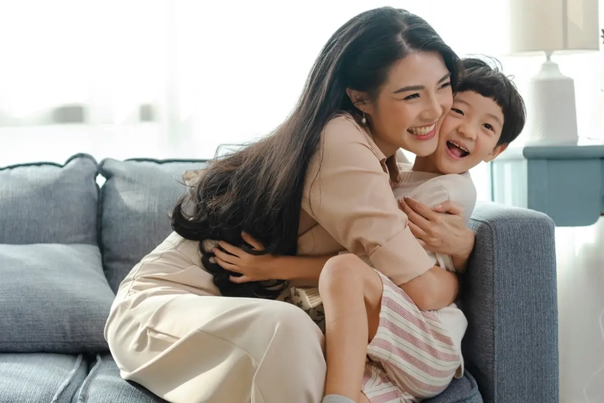 ilustrasi seorang ibu memeluk anak laki-lakinya