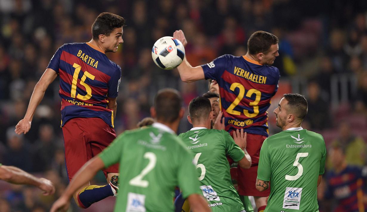 Pemain Barcelona, Marc Bartra (kiri) dan rekannya Thomas Vermaelen berebut bola dengan para pemain Villanovense pada laga Copa del Rey (King's Cup) di Stadion Camp Nou, Barcelona, Kamis (3/12/2015).  (AFP Photo/Lluis Gene)