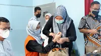 Puput Tantriana Sari saat tiba di Rutan Perempuan Surabaya. (Dian Kurniawan/Liputan6.com)