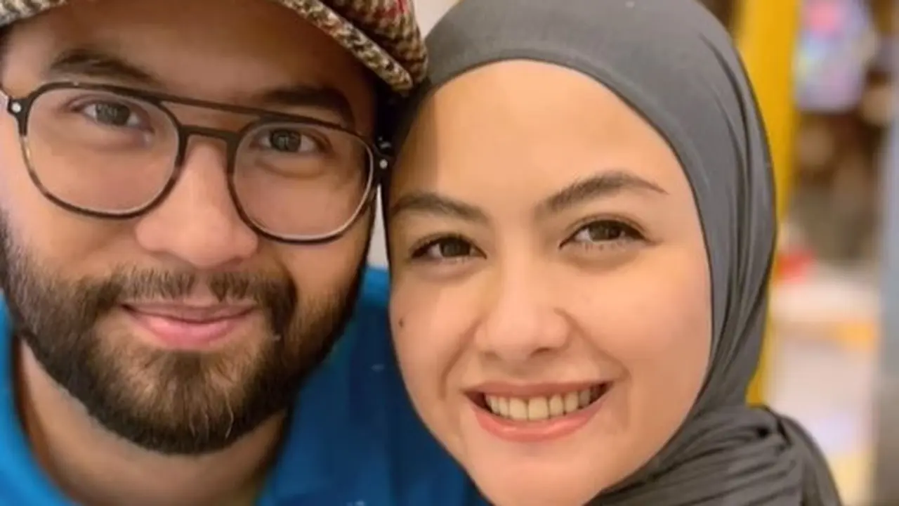 Potret selfie Revalina S. Temat dan suami (Sumber: Instagram/kngrendy dan Instagram/vatemat)