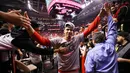 Pebasket Toronto Raptors, Danny Green, menyapa suporter merayakan kemenangan atas Milwaukee Bucks pada NBA Final Wilayah Timur di Scotiabank Arena, Toronto, Sabtu (25/5). Raptors menang 4-2 atas Bucks. (AFP/Gregory Shamus)