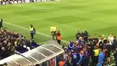 Guus Hiddink terlihat menenangkan emosi penyerang Chelsea Diego Costa usai pertandingan melawan Tottenham di Stadion Stamford Bridge, Inggris (3/5). Manajer 69 tahun itu jatuh terjerembab akibat terdorong saat keributan. (Twitter/@Jonathankydd)
