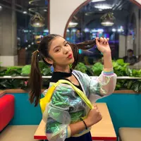 Kecantikan Tiara semakin terpancarkan saat rambut dikuncur dua. Apalagi gaya OOTD nya yang selalu trendi menambah kesan selalu modis dari pelantun lagu Gemintang Hatiku.(Liputan6.com/IG/@tiaraandini)