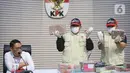 Petugas menunjukkan tumpukan uang barang bukti Operasi Tangkap Tangan (OTT) Bupati Pati Sudewo di Gedung Merah Putih Komisi Pemberantasan Korupsi (KPK), Jakarta, Selasa (20/1/2026). (Liputan6.com/Helmi Fithriansyah)