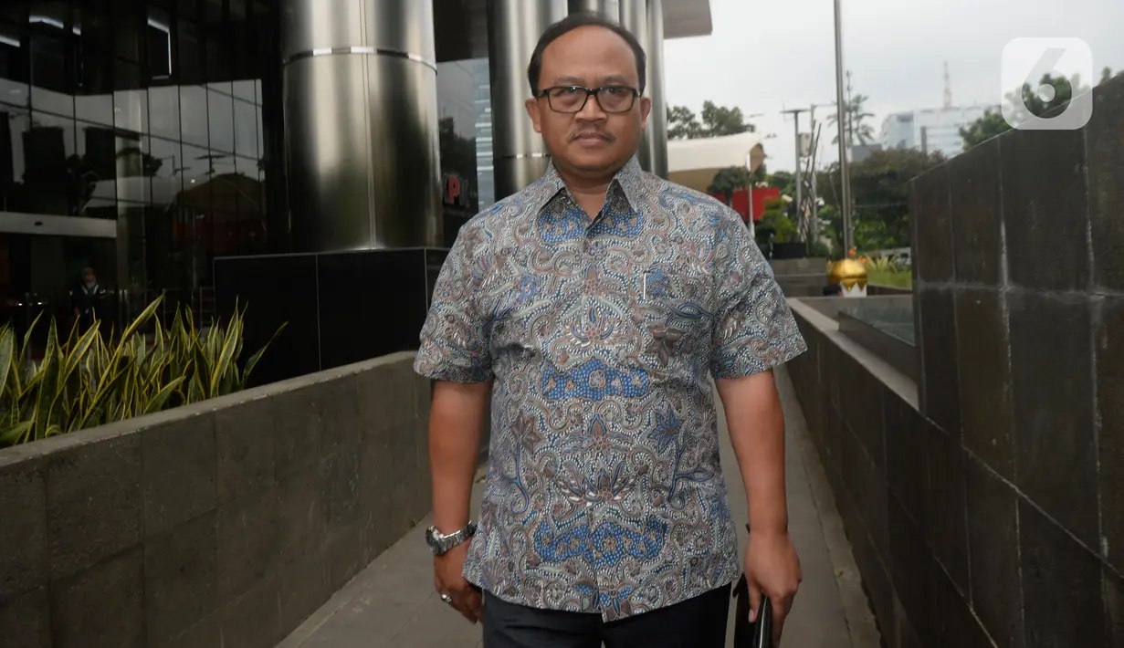 Direktur Utama PT Waskita Beton Precast Djarot Subana usai menjalani pemeriksaan di gedung KPK, Jakarta, Rabu (5/2/2020). Djarot Subana diperiksa dalam kasus dugaan korupsi pengerjaan subkontraktor proyek fiktif yang dikerjakan PT Waskita Karya. (merdeka.com/Dwi Narwoko)