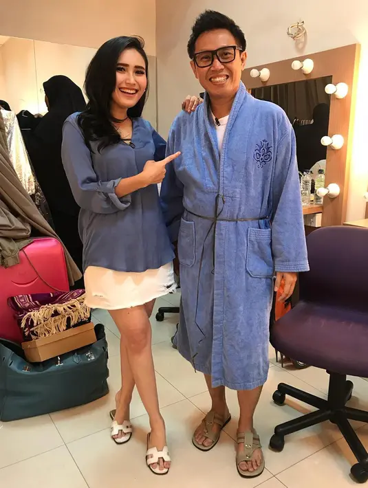Ayu Ting Ting tampil memukau saat mengenakan rok mini warna putih yang dipadu dengan kemeja warna biru. (Foto: instagram.com/ayutingting92)