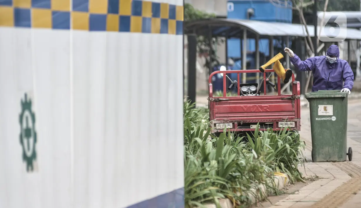Tim Sterilisasi menjemur sepatu yang digunakan tenaga kesehatan di Rumah Sakit Darurat (RSD) Wisma Atlet Kemayoran, Jakarta. Dalam sehari Tim Sterilisasi mampu mencuci hingga 300 pasang sepatu yang telah digunakan tenaga kesehatan yang bertugas menangani pasien Covid-19. (merdeka.com/Iqbal Nugroho)
