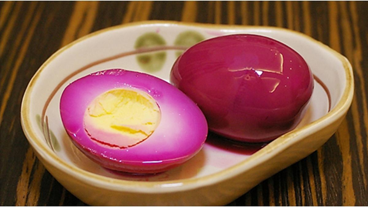 Свекольное яйцо. Вареные яйца в свекольном соке. Фиолетовые яйца. Окрашивание яиц свеклой. Вареные яйца красим свеклой.