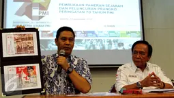 Direktur Filateli dan Properti PT Pos Indonesia, Tata Sugiarta (kiri) menunjukan contoh perangko HUT PMI ke-70 di Jakarta, Jumat (4/9). PMI akan pamerkan dan luncurkan perangko peringatan 70 tahun PMI pada 10 September 2015. (Liputan6.com/Yoppy Renato)
