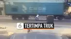 Sebuah truk secara tiba-tiba kehilangan kendali di kota Puning, China. Truk nyaris menabrak dan menimpa seorang pengendara sepeda yang tengah melintas.